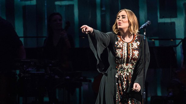 Adele nostalgique? La chanteuse photographiée avec une ancienne robe de concert