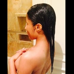 Nicki Minaj topless dans sa salle de bain !