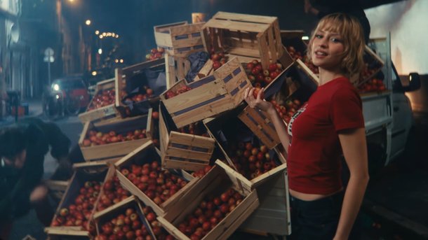 Angèle croque le fruit défendu dans le clip de son single "What You Want"
