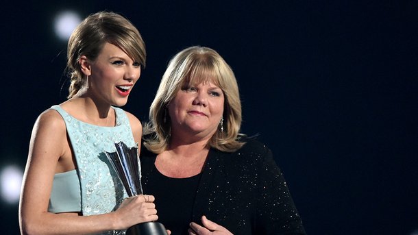 Taylor Swift révèle que sa mère est atteinte d'une tumeur au cerveau