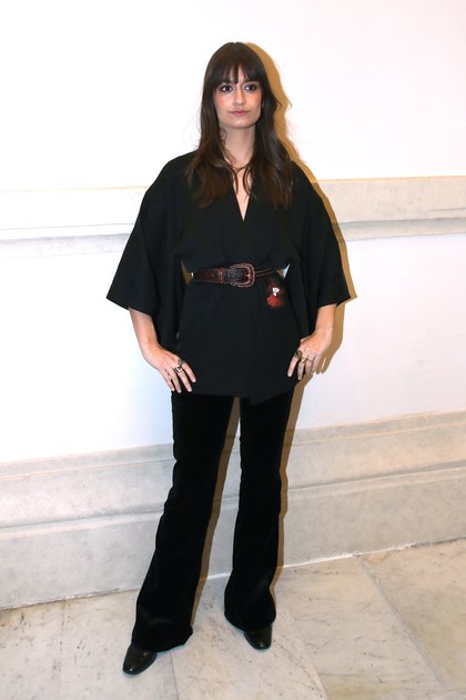 Clara Luciani très chic en total look noir d'inspiration 70's.