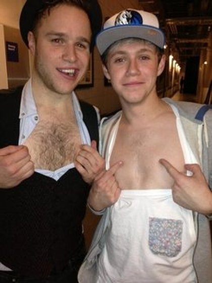 Niall Horan : je suis allé voir le seul et unique Olly Murs à l'O2 Arena!Super Show! et aussi nous deux comparant nos poils sur le torse! 