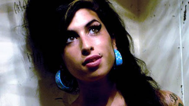 Amy Winehouse forcée de monter sur scène
