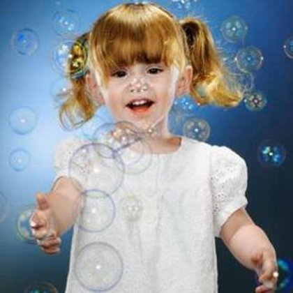 Une petite fille rousse