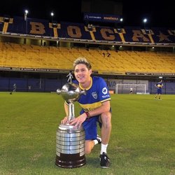 Niall visite le stade La Bombonera, du myhtique clup de foot Argentin, Boca Juniors. Le 2 Mai, 2014