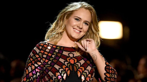 Adele donne des nouvelles de son dernier album sur le plateau de Saturday Night Live