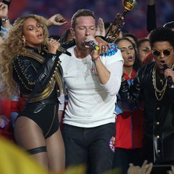 Beyoncé, Chris Martin et Bruno Mars lors de la mi-temps du Superbowl!