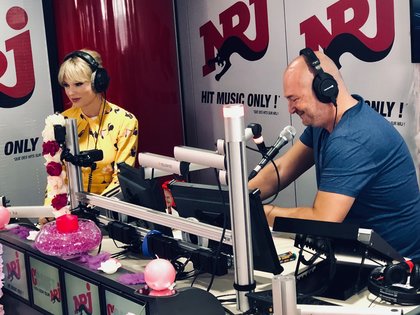 Taylor Swift dans l'émission C'Cauet sur NRJ