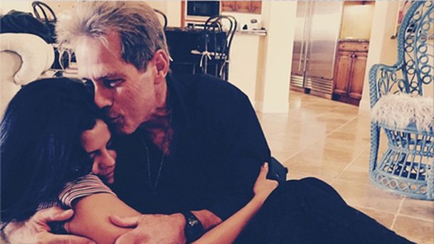 Selena Gomez se console dans les bras de son père!