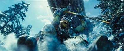 Ninja Turtles: Donatello soulève une voiture