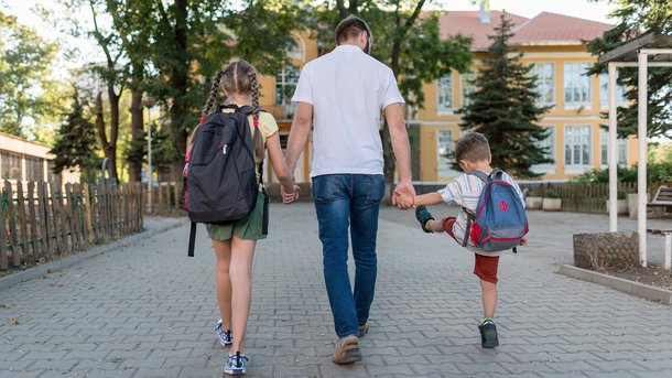 Les infos du Réveil Chérie : Une école donne une amende à tous les parents qui viennent chercher leur enfant en retard