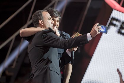 Enrique Iglesias et Nikos - Cérémonie NRJ Music Awards 2016