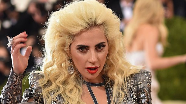 Lady Gaga: pourquoi a-t-elle porté une robe en viande lors d'une cérémonie?