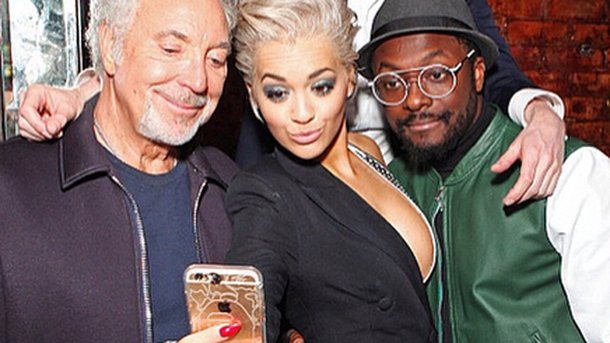 Rita Ora s’amuse avec Will.i.am sur le tournage de The Voice!