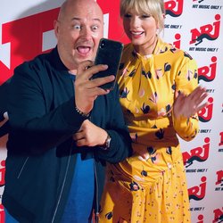 Taylor Swift dans l'émission C'Cauet sur NRJ