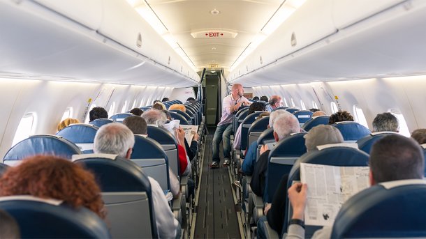 Les infos du Réveil Chérie : Les passagers d'un avion entonnent la chanson "Baby Shark" pour calmer un enfant en pleurs !