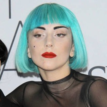 Lady Gaga perruque bleue maquillage graphique