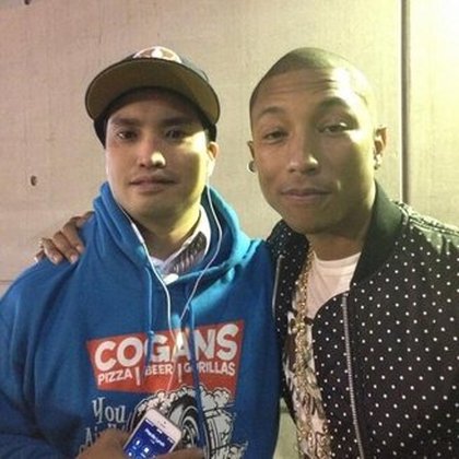Pharell Williams: Merci @chadhugo, c'était énorme de partager la scène avec toi ce soir. #NERDforever 