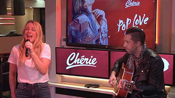 Ellie Goulding interprète le titre «Close To Me» en acoustique