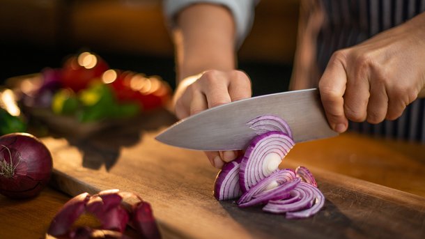 Les infos du Réveil Chérie : les scientifiques ont enfin trouvé la solution pour couper les oignons sans pleurer
