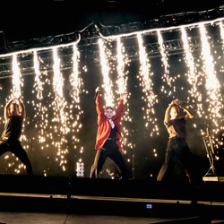Sur scène, l'énergie de Chris et sa troupe a été alimentée par des stroboscopes et éléments pyrotechniques.