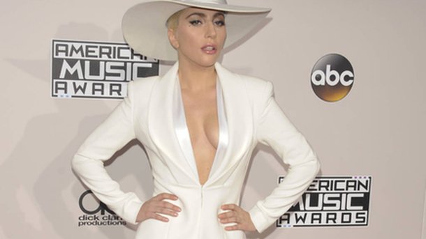 Lady Gaga absolument splendide pour sa venue chez NRJ !
