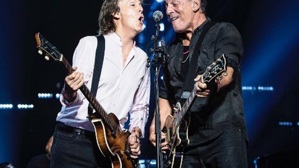 Paul McCartney sur scène avec Bruce Springsteen