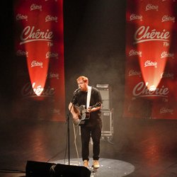 Gavin James sur la scène du Concert Pop Love