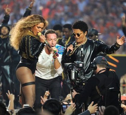 Beyoncé, Chris Martin et Bruno Mars lors de la mi-temps du Superbowl!