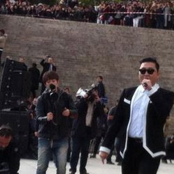 FLASH MOB GANGNAM STYLE AVEC PSY ET CAUET