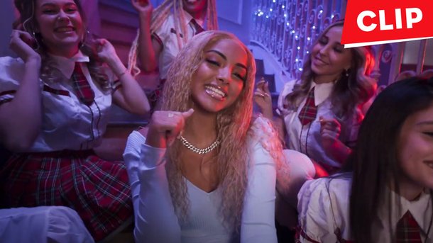 Wejdene de retour avec le clip de «Réfléchir»