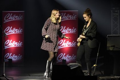 Louane chante en guitare-voix