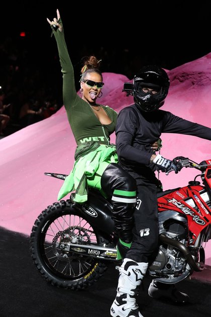 Rihanna décolleté