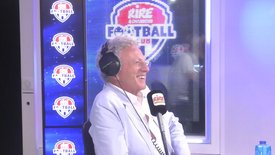 Nelson Montfort commente en anglais le match France - Finlande - Rire & Chansons Football Club