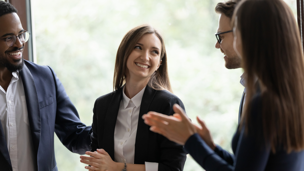 Les infos du Réveil Chérie : faire des compliments au travail est aussi important que délicat