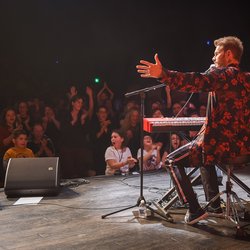 Matt Pokora offre un piano voix à son public lors de Concert Super Privé Chérie FM
