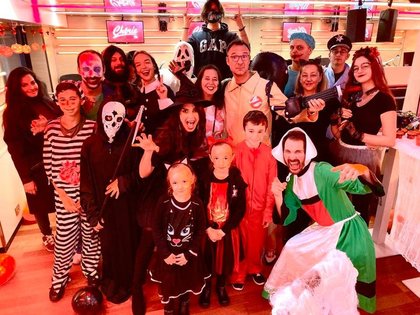 Toute l'équipe du Réveil Chérie est réunie pour fêter Halloween comme il se doit !