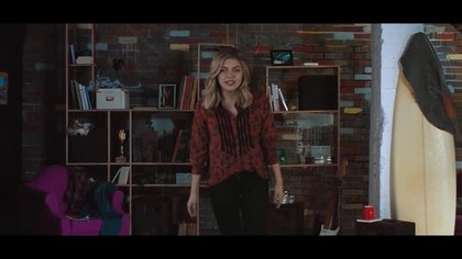 Manu dans le 6/9 - Louane