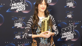 Surprise, Jain reçoit le trophée « Social Hit » pour « Makeba »