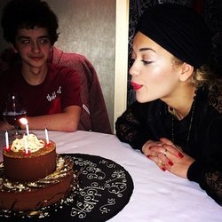 Rita Ora: Awwww merci ORA je t’aime ! sans ma famille je ne sais pas ce que je ferai. Surtout toi…
