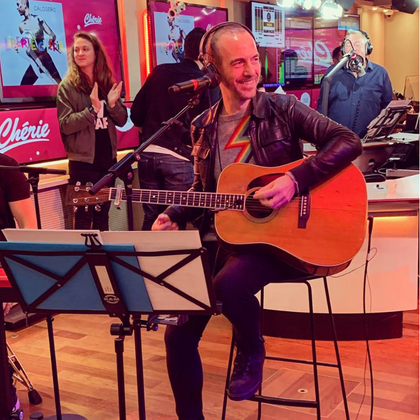 Calogero interprète "Voler de nuit" lors de se Concert super privé dans les studios de Chérie Paris.