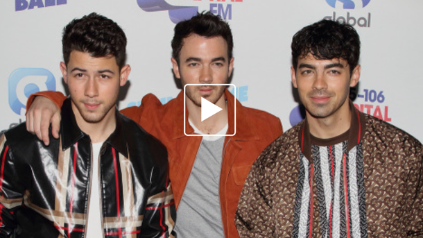 Les Jonas Brothers en concert: Sophie Turner déchaînée dans la foule