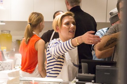 Scarlett Johansson sert des pop-corns