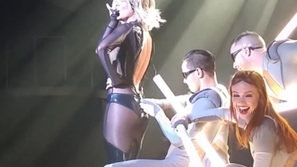 Britney Spears: elle s'en sort bien après un gros problème de costume!