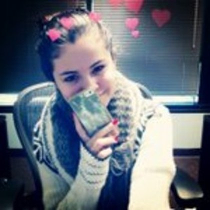 Selena Gomez : parfois les perles sont les meilleures amies des femmes, LOL.Joyeuse St Valentin à tous!!!!