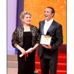 Jean Dujardin reçoit de Catherine Deneuve son prix d'interprétation à Cannes 2011